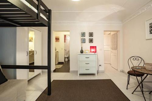 パレルモにあるTrip Roomsのリビングルーム(ロフトベッド1台付)、ベッドルーム1室が備わります。