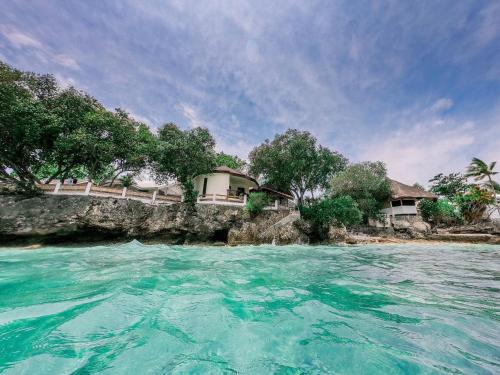 モアルボアルにあるPescador View - Beach Resort & Restaurantのリゾートの前の水辺の景色を望めます。