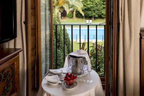 a table with a tea pot and a bowl of fruit at Parador de Cambados in Cambados