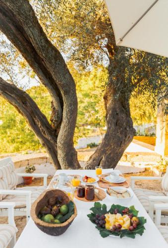 un tavolo bianco con un cesto di frutta sopra di Quinta do Valdalágea a Peso da Régua