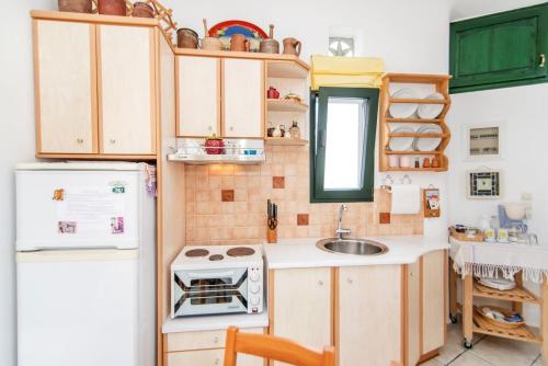 Vólaxにある''Cactaki'' Studioの小さなキッチン(シンク、冷蔵庫付)