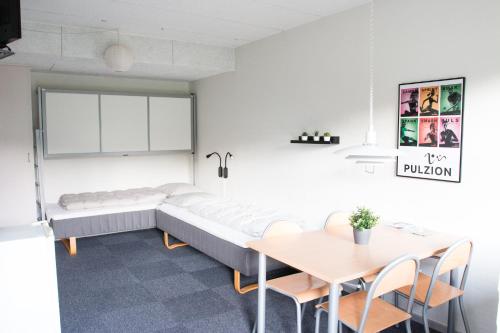 een woonkamer met een bank en een tafel bij Pulzion - Sportshotel in Kolding