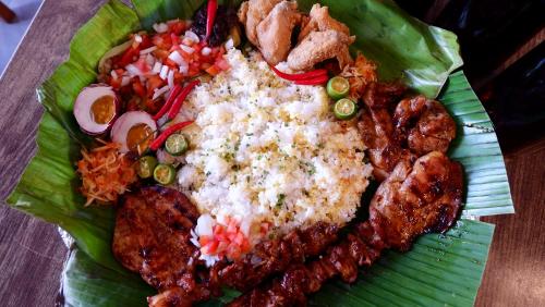 Makanan di atau berdekatan inn ini