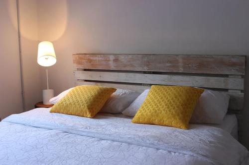 Un pat sau paturi într-o cameră la Tung's Factoria Cameron Highland