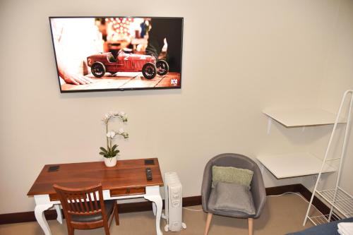 Una televisión o centro de entretenimiento en Bõucher Manor - Northam