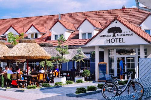 Hotel Mużakowski في وينكنيتسا: فندق فيه دراجة متوقفة أمامه