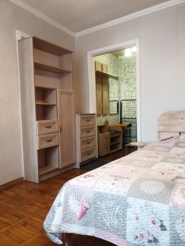 sypialnia z łóżkiem, komodą i lustrem w obiekcie Rose apartaments w mieście Lipawa