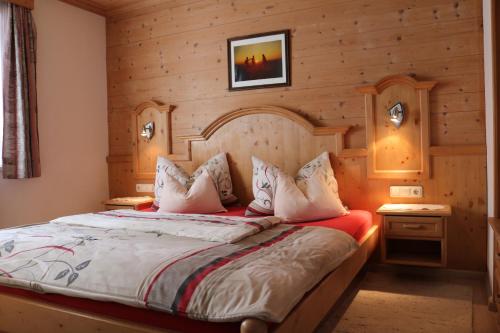 トゥクスにあるFerienwohnung Tomannの木製の壁のベッドルーム1室(ベッド1台付)