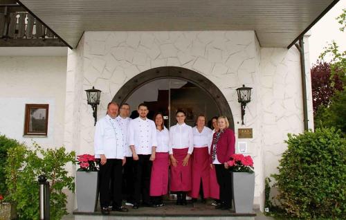 Un grupo de personas de pie frente a un edificio. en Hotel Hiemer, en Memmingen
