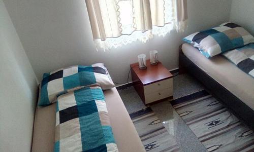 a small bedroom with two beds and a table at Apartment Ereiz in Hermagor
