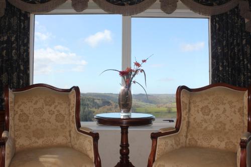 A seating area at Mallyan Spout Hotel 