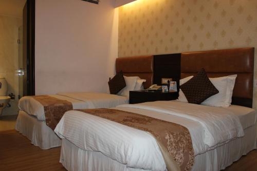 a hotel room with two beds in a room at Hotel Jukaso Inn Down Town in New Delhi