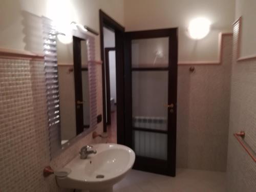 y baño con lavabo y espejo. en SEGESTA - New Nouveau Bedding, en Salemi
