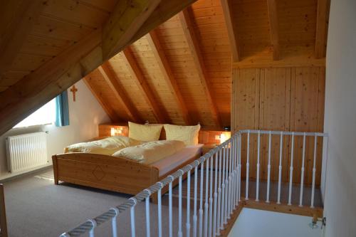 sypialnia z łóżkiem na poddaszu w obiekcie Ferienwohnung beim Pauli w mieście Titisee-Neustadt