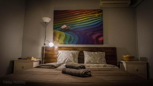 - une chambre avec un lit orné d'une peinture murale dans l'établissement Timax Home Costa del Sol, à Caleta De Velez