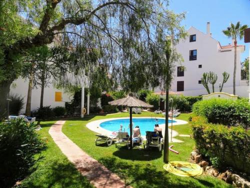 Stylish 2-Bed Duplex Townhouse, Full Kitchen, Access to Three Pools, Minutes from Puerto Banus, by "La Buena Vida Holiday Homes"