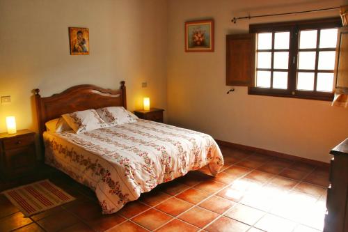sypialnia z łóżkiem i oknem w obiekcie Casa Rural los Ajaches w mieście Yaiza
