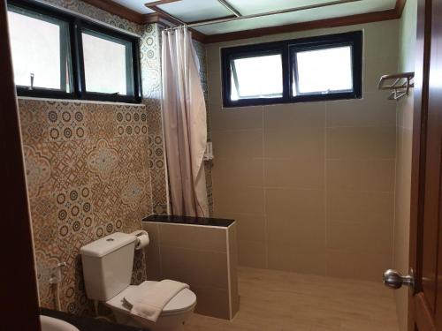 Baðherbergi á Baan SanSuk Pranburi - Beach Front & Pool Villa