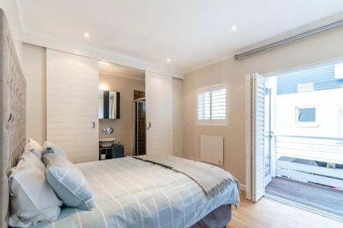 Ein Bett oder Betten in einem Zimmer der Unterkunft Trendy Get-Away On The Canals, Thesen Islands