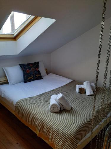 1 dormitorio con cama columpio y toallas en Honey I`m home Apartments en Veliko Tŭrnovo