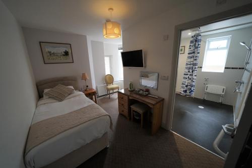 a bedroom with a bed and a bathroom with a shower at Oxford Guest House in Oxford