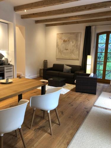 un soggiorno con un divano, un tavolo e delle sedie di Villa Erica a Teltow