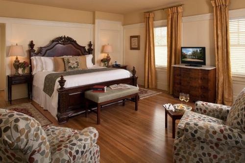 Fairview Inn في جاكسون: غرفة نوم مع سرير وغرفة معيشة