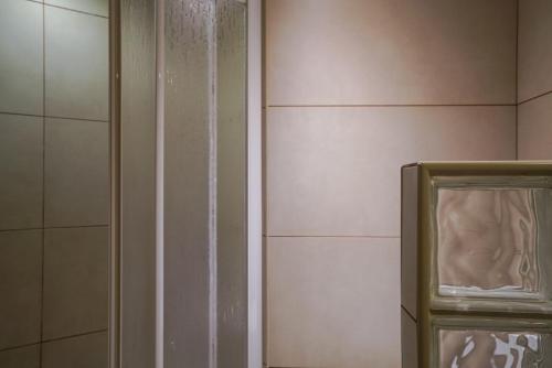 クアルテイラにあるAkisol Vilamoura Star IIのバスルーム(ガラスドア付きのシャワー付)