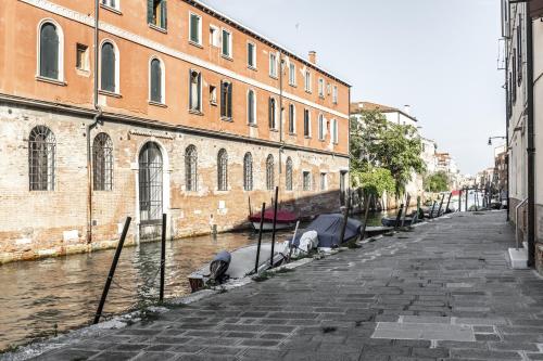 Elegant Fornasa Vecia, canal view with a beautiful garden R&R photo 18