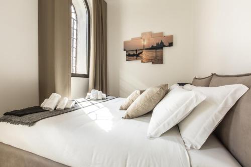 Tempat tidur dalam kamar di Elegant Fornasa Vecia, canal view with a beautiful garden R&R