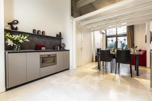 Elegant Fornasa Vecia, canal view with a beautiful garden R&R photo 12