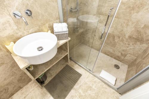 Elegant Fornasa Vecia, canal view with a beautiful garden R&R photo 16