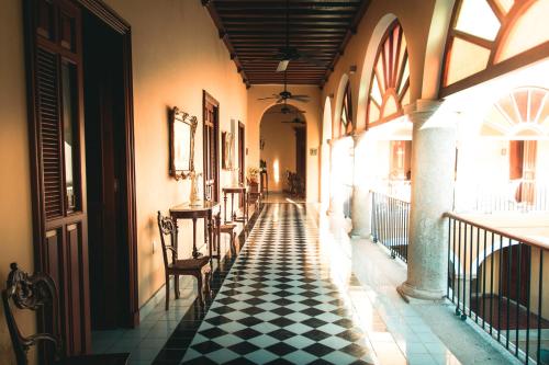 un corridoio con pavimento a scacchi in bianco e nero di Hotel Boutique Casa Don Gustavo, Campeche a Campeche