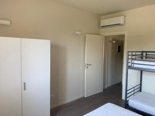 1 dormitorio con litera y armario en Bilocale Via Bandettini, en Lucca