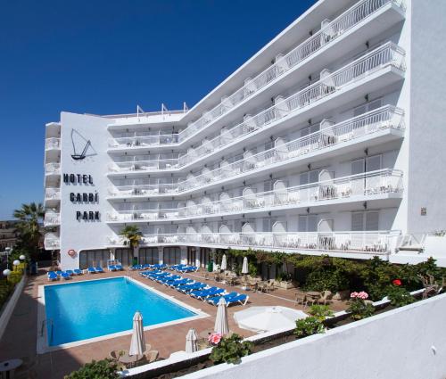 un hôtel avec une piscine et un complexe dans l'établissement Hotel Garbi Park & AquaSplash, à Lloret de Mar
