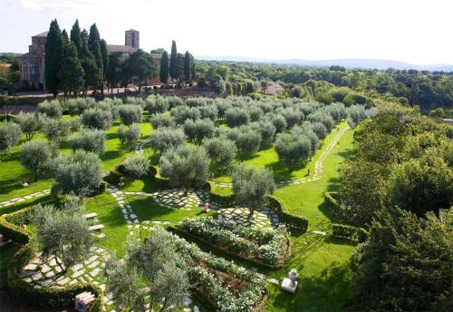 an aerial view of a garden with trees and bushes at Sovana Hotel & Resort in Sovana