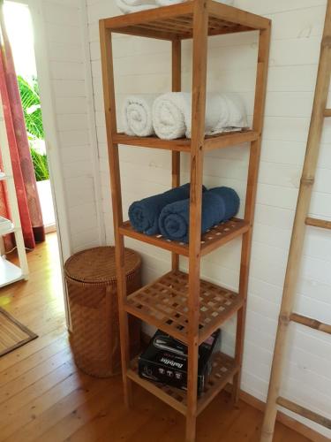 estanterías de madera con toallas en una habitación en Bungalow meublé près du lagon, en La Saline-Les-Bains