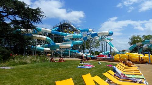 un grand parc aquatique avec un toboggan aquatique dans l'établissement APPART'AGEN, à Agen