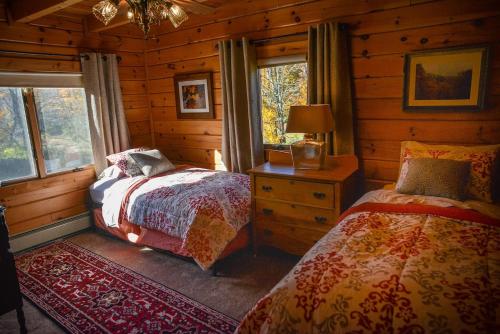 Ένα ή περισσότερα κρεβάτια σε δωμάτιο στο Colgate Lake Lodge
