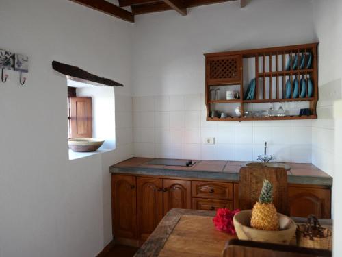 Casa Rural Los Llanillos في فرونتيرا: مطبخ مع حوض و كونتر توب