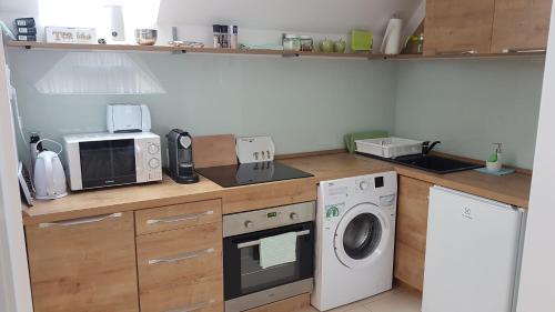 Orchidea Veszprém Apartmanにあるキッチンまたは簡易キッチン