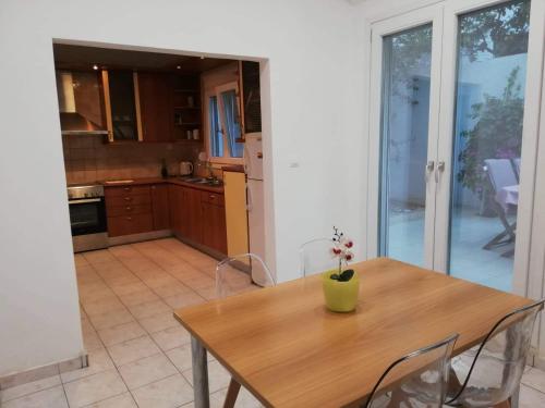 A kitchen or kitchenette at Pomegranate apartment