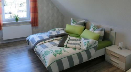 1 dormitorio con 1 cama de color verde y azul en Ferienwohnung Lehnert, en Radeberg