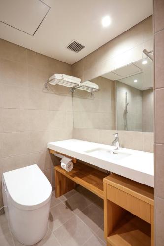 Koupelna v ubytování Kaminarimon Ryokan
