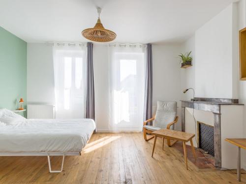 Postel nebo postele na pokoji v ubytování Le Passage - appartement lumineux à La Madeleine