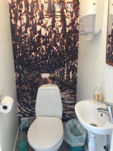 ein Badezimmer mit Toilette und Waschbecken in der Unterkunft Holiday in the former fishing factory Arntzen-brygga in Nyksund