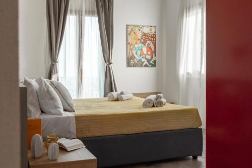 a bedroom with a bed with towels on it at B&B Dimora dei Templi in Agrigento