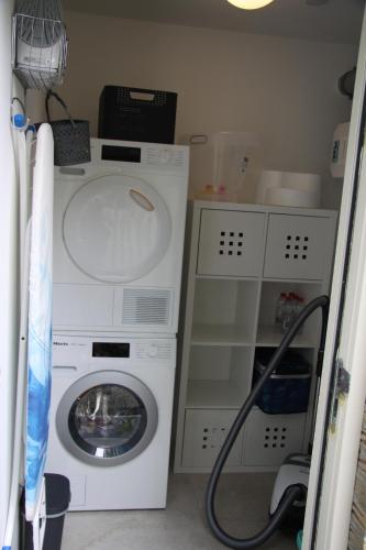 a laundry room with a washer and a washing machine at Ferienhaus Weitblick in Sint Maarten