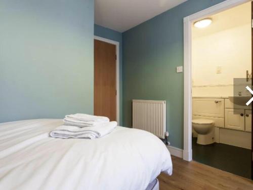 Un dormitorio con una cama con toallas. en 20/5 Timber Bush, en Edimburgo