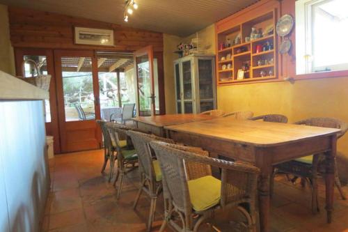 jadalnia z drewnianym stołem i krzesłami w obiekcie Bentwood Olive Grove Accommodation w mieście Greenough
